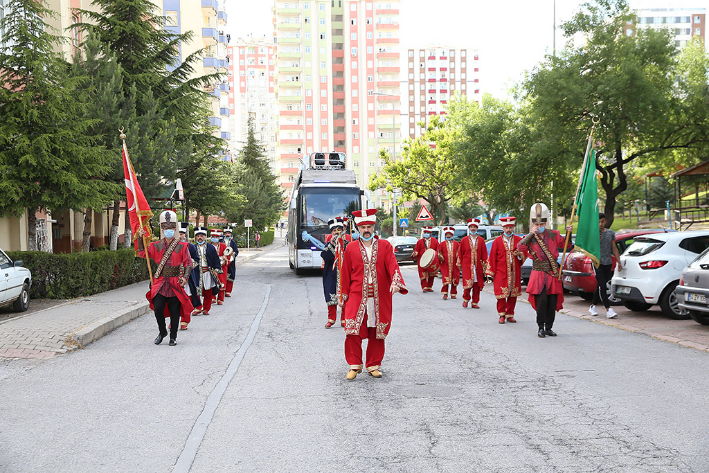 26.05.2020 - Başkan Memduh Büyükkılıç Talas Anayurt Mahallesinde Mehter Eşliğinde Vatandaşların Ramazan Bayramını Kutladı