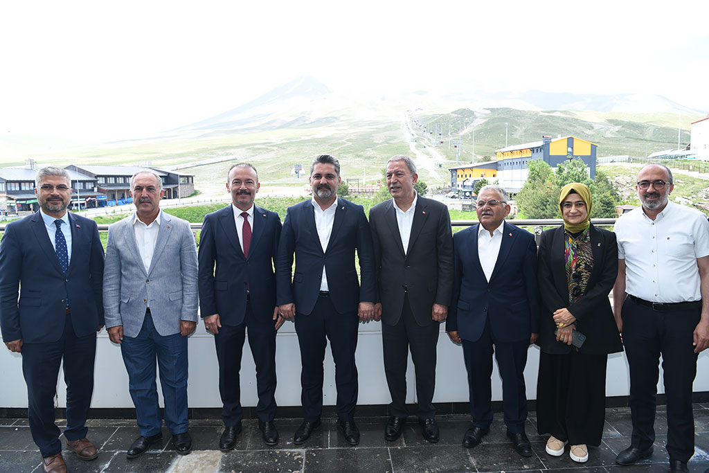 27.06.2023 - Hulusi Akar İle Erciyes A.Ş.nin Balkonundan Erciyes Manzaralı Hatıra Foto