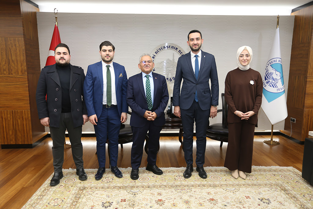 27.11.2023 Ak Parti Gençlik Kolları Bölge Koordinatörü İbrahim Baloğlu ve Heyeti ve Gazeteciler Cemiyeti Başkanı Metin Kösedağ Başkan Memduh Büyükkılıç'ı Ziyaret Etti