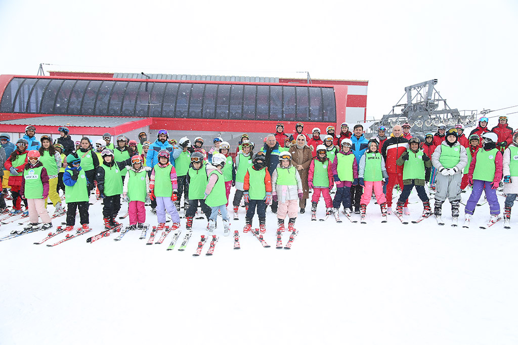 28.01.2024 - Başkan Memduh Büyükkılıç Erciyes Kayak Merkezi Hisarcık Kapı Spor AŞ Kamp Ziyaret