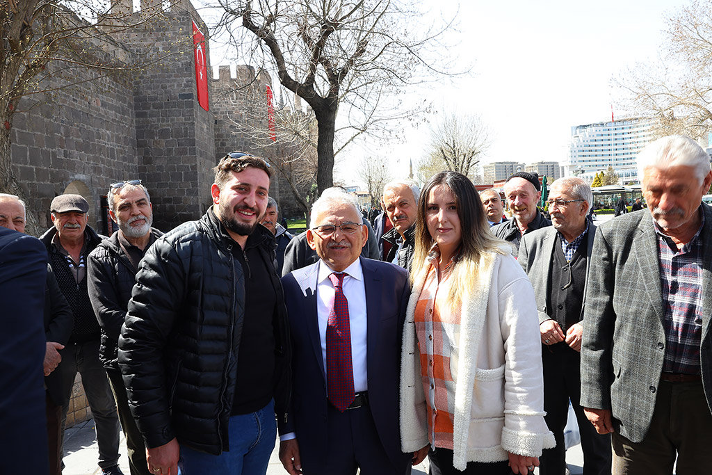 28.03.2024 - Başkan Büyükkılıç Kayseri Kalesi Çevresinde Vatandaşla Hasbihal