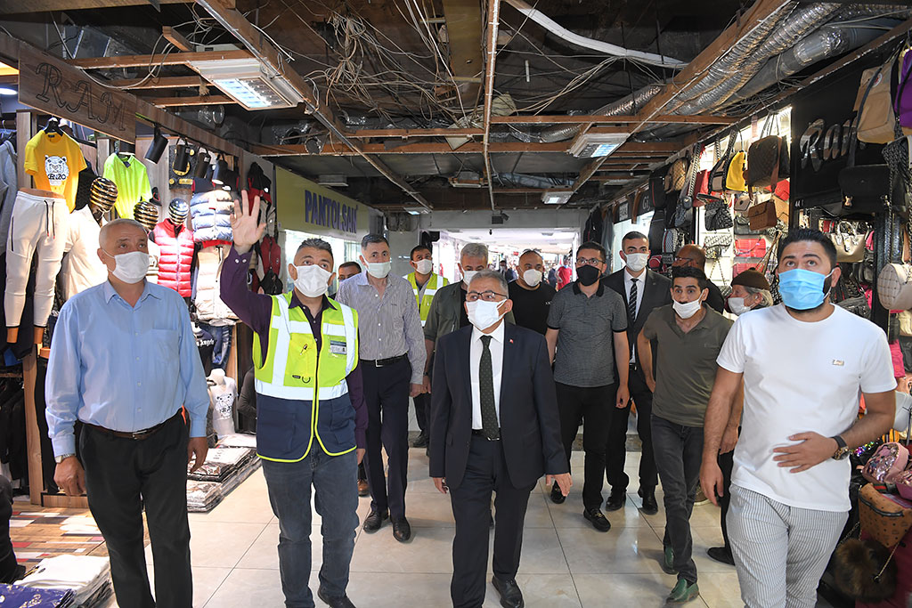 28.05.2021 - Başkan Memduh Büyükkılıç Yerlatı Çarşısında Devam Eden Tadilat Çalışmalarını İnceledi