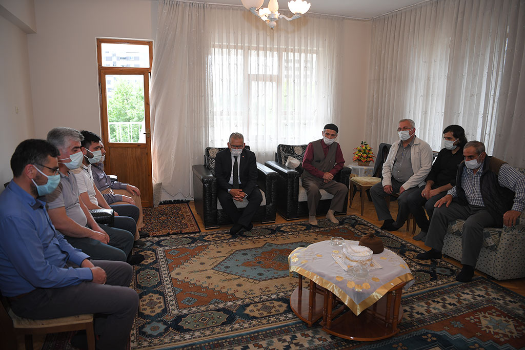 28.05.2021 - Başkan, Vefaat Eden Hacılar Belediyesi Makam Şoförü Davut Hötelekin Evine Taziye Ziyaretinde Bulundu