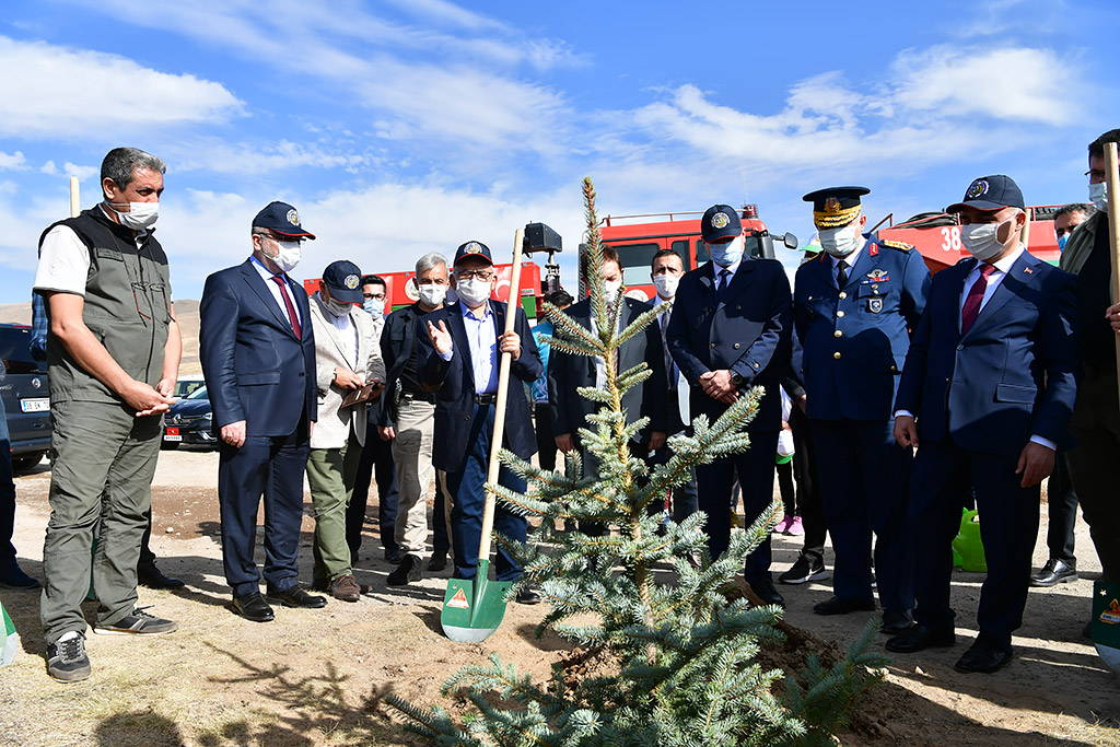 28.10.2020 - Başkan Memduh Büyükkılıç, Erciyes Yol Kenarı Ağaçlandırma Çalışmaları Kapsamında Fidan Dikti