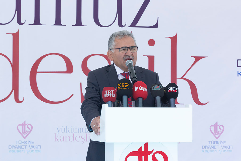 29.04.2019 - Türkiye Diyanet Vakfınca Hazırlanan Tırlar Dualarla Suriye Yoluna Çıkıyor