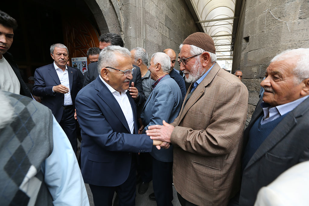 29.05.2023 - Bakan Akar Başkan Büyükkılıç Camii Kebir Çevresi Vatandaş Sohbet