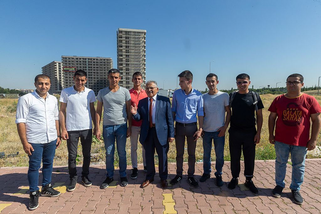 29.07.2019 - Başkan Memduh Büyükkılıç, Ayyıldız Taksi'yi Ziyaret Etti, Köşk Kışladan Terhis Olan Askerler İle Muhabbet Etti