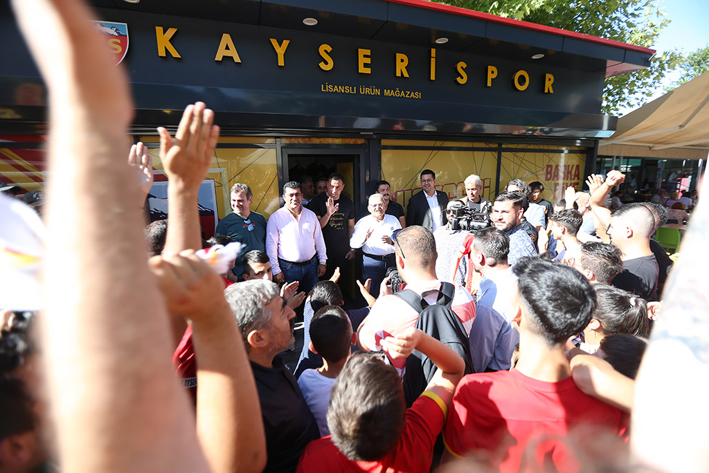 29.07.2023 - Başkan Büyükkılıç Kayserispor Teknik Direktör ve Kaptanlarının Taraftar İmza günü Etknliği Ziyaret