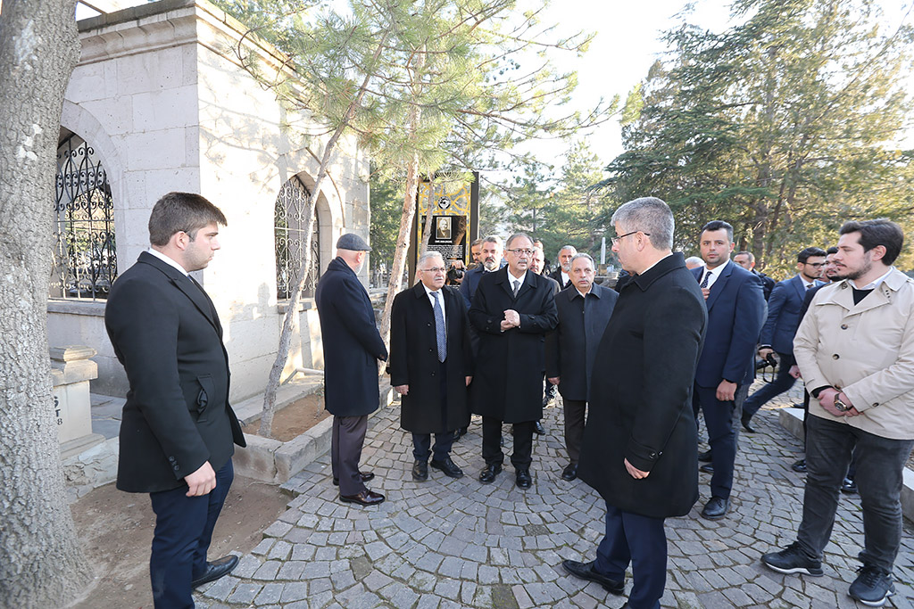 29.12.2023 - Bakan Özhaseki Vali Çiçek Başkan Büyükkılıç Cemil Baba Kabri Ziyaret Etti