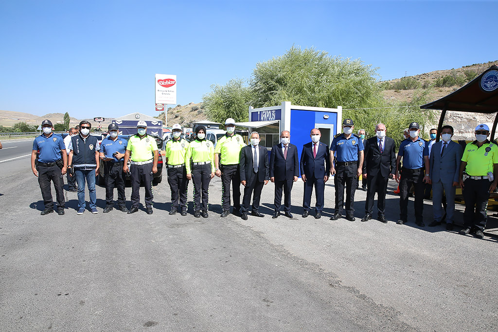 30.07.2020 - Başkan Memduh  Büyükkılıç Şehir Girişi Polis Noktaları Bayramlaşma Yolculara Hediye