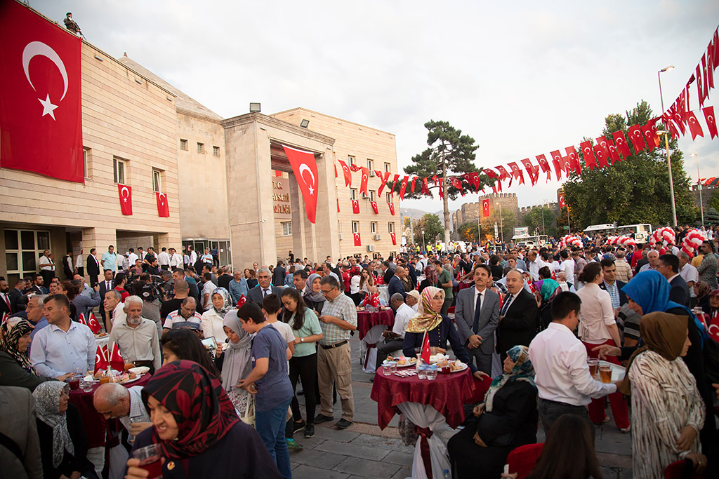 30.08.2019 - Başkan Memduh Büyükkılıç Meydanda Gerçekleşen 30 Ağustos Resepsiyonuna Katıldı