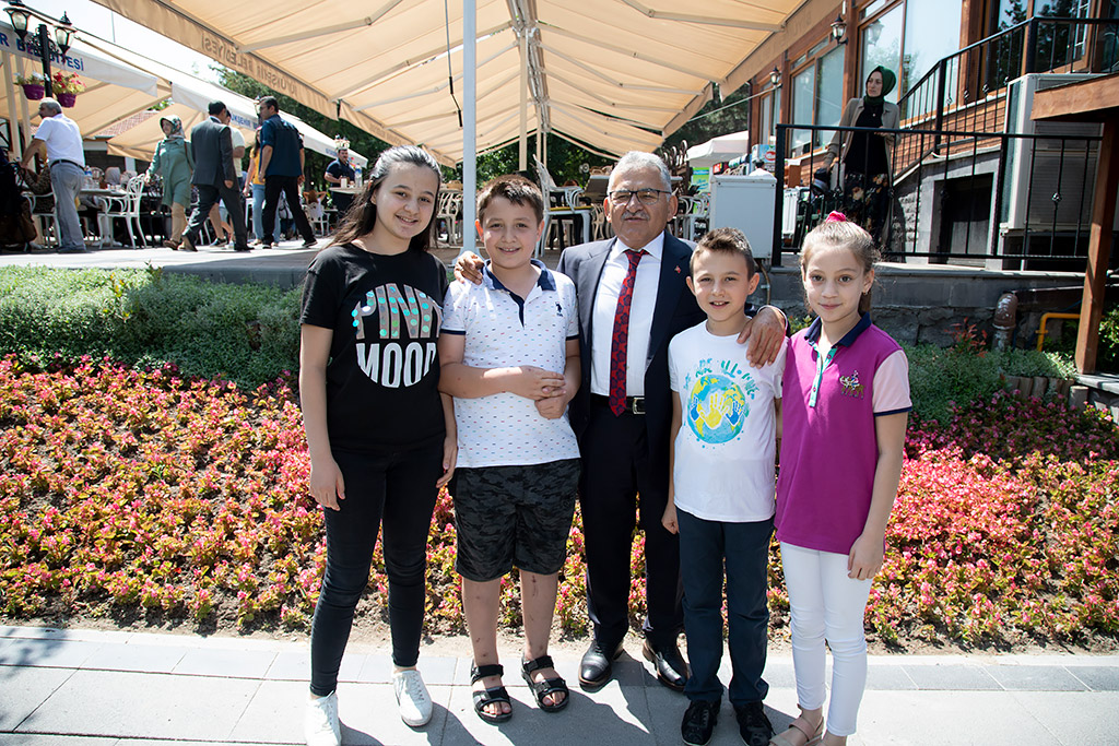 30.08.2019 - Başkan Memduh Büyükkılıç Talas Erguvan Cafe Restaurantta Vatandaşla Fotoğraf Çektirdi