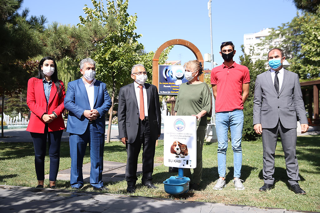 30.09.2020 - Başkan Büyükkılıç Sokak Hayvanları İçin Yapılan Otomatik Su Kabını İnceledi